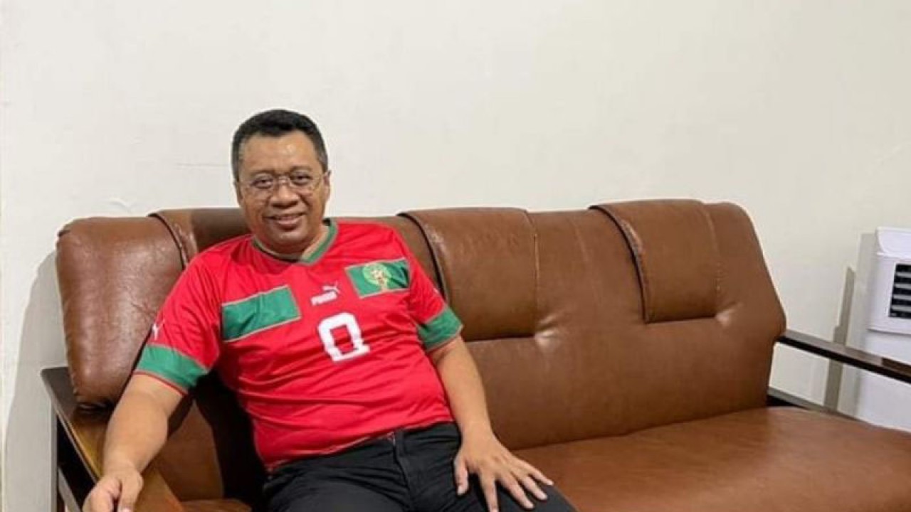 Gubernur Nusa Tenggara Barat (NTB), H. Zulkieflimansyah mengenakan baju kebesaran Timnas Maroko. (ANTARA/Nur Imansyah).