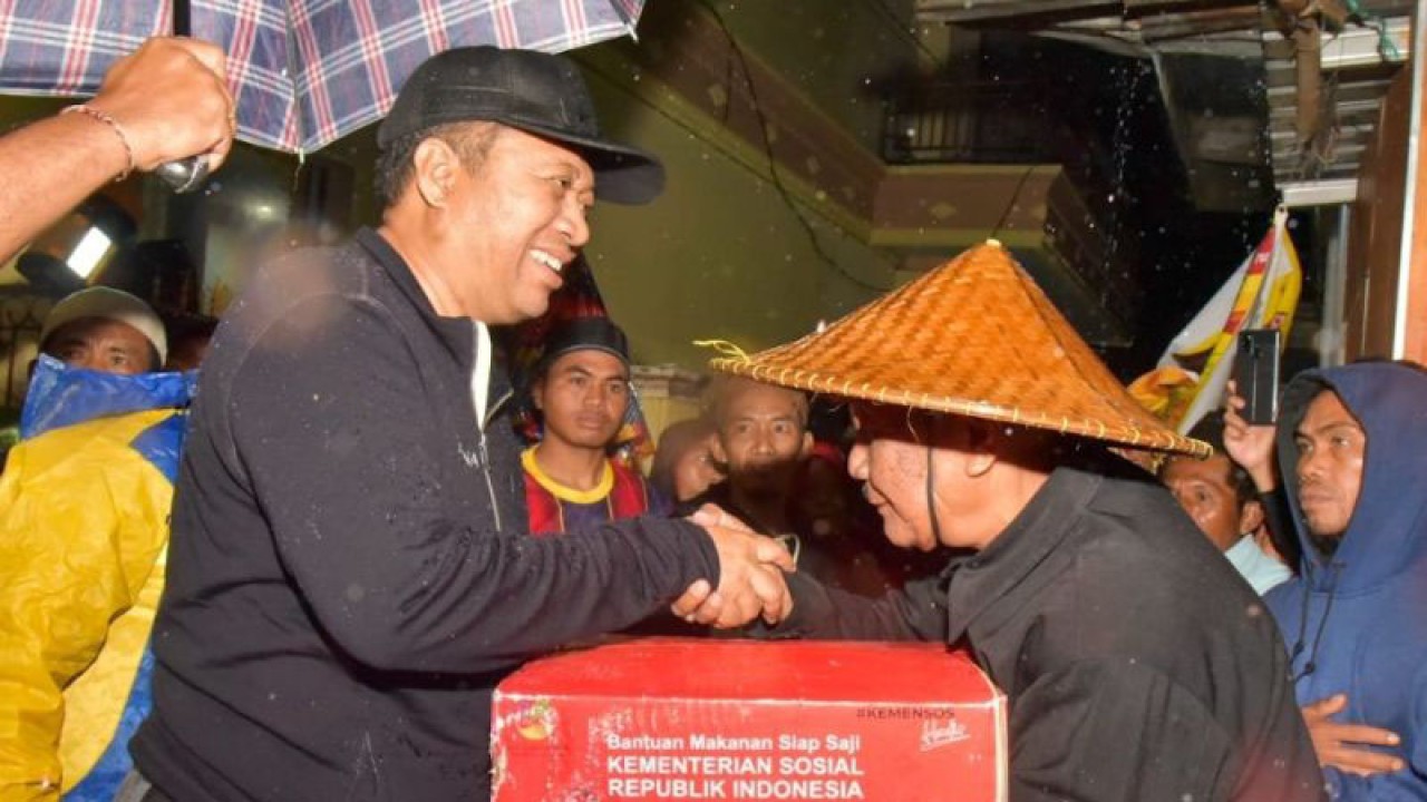 Gubernur Nusa Tenggara Barat (NTB), H. Zulkieflimansyah menyerahkan bantuan kepada warga Pantai Mapak Indah, Kecamatan Sekarbela, Kota Mataram yang terdampak bencana alam akibat gelombang air laut, Ahad (25/12/2022) malam. (FOTO ANTARA/Pemprov NTB).