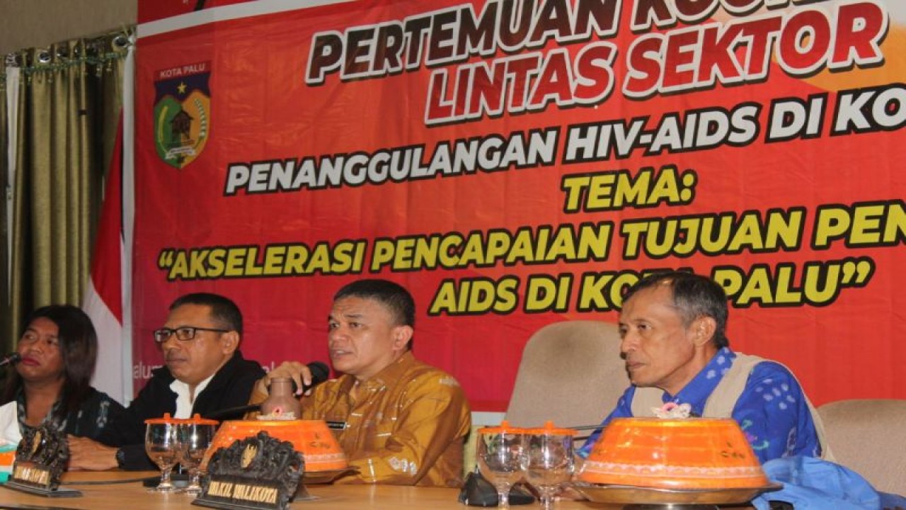 Wali Kota Palu, Hadianto Rasyid memimpin rapat koordinasi lintas sektor percepatan pencegahan dan penanggulangan HIV/AIDS di lingkungan Kota Palu, Kamis (29/12/2022). ANTARA/HO-Humas Pemkot Palu