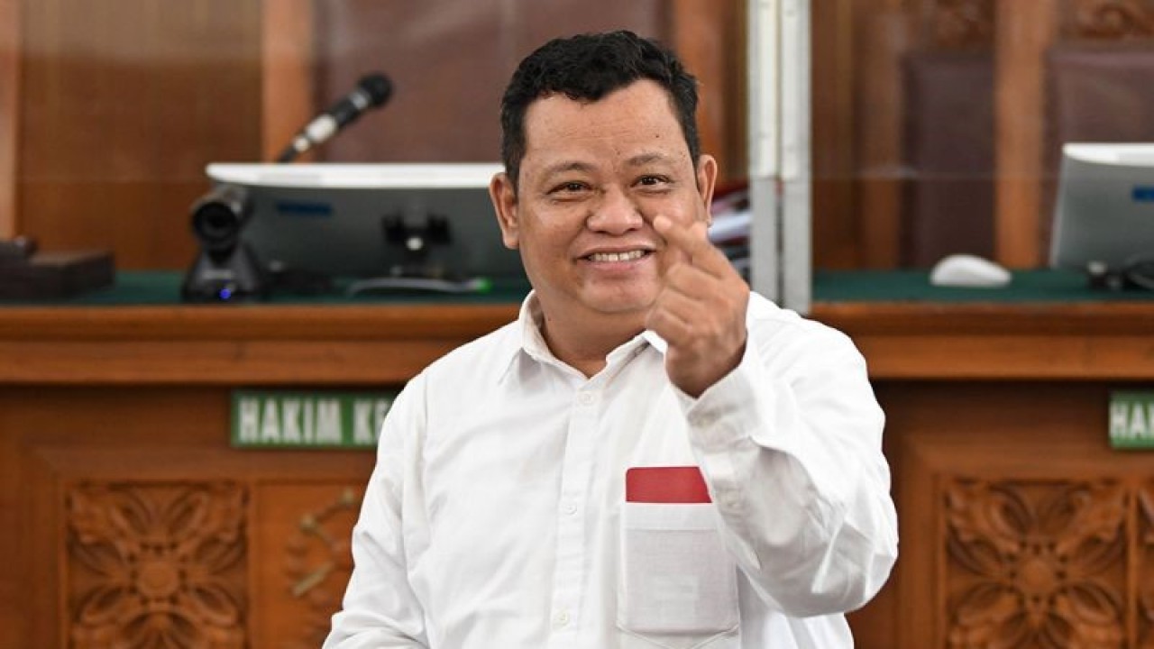 Terdakwa pembunuhan berencana terhadap Nofriansyah Yosua Hutabarat, Kuat Maruf alias KM, menyapa pengunjung dalam sidang lanjutan kasusnya di Pengadilan Negeri Jakarta Selatan, Senin (5/12/2022). Sidang bagi Maruf beragendakan mendengarkan keterangan terdakwa Ricky Rizal alias RR sebagai saksi. ANTARA FOTO/Aditya Pradana Putra