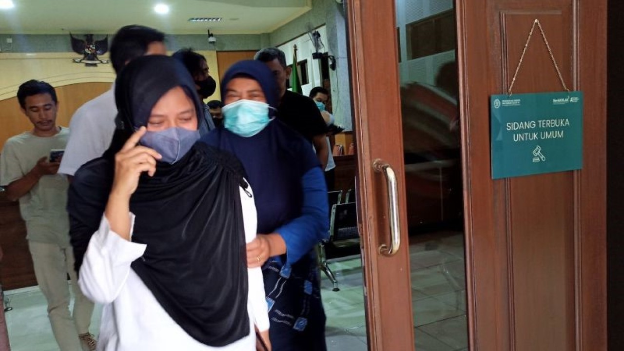 Terdakwa korupsi proyek rehabilitasi dan pemeliharaan gedung Asrama Haji Embarkasi Lombok Dyah Estu Kurniawati (kedua kiri) yang berperan sebagai direktur pelaksana proyek saat keluar dari ruangan usai mengikuti sidang putusan di Pengadilan Negeri Tipikor Mataram, NTB, Kamis (29/12/2022). ANTARA/Dhimas BP