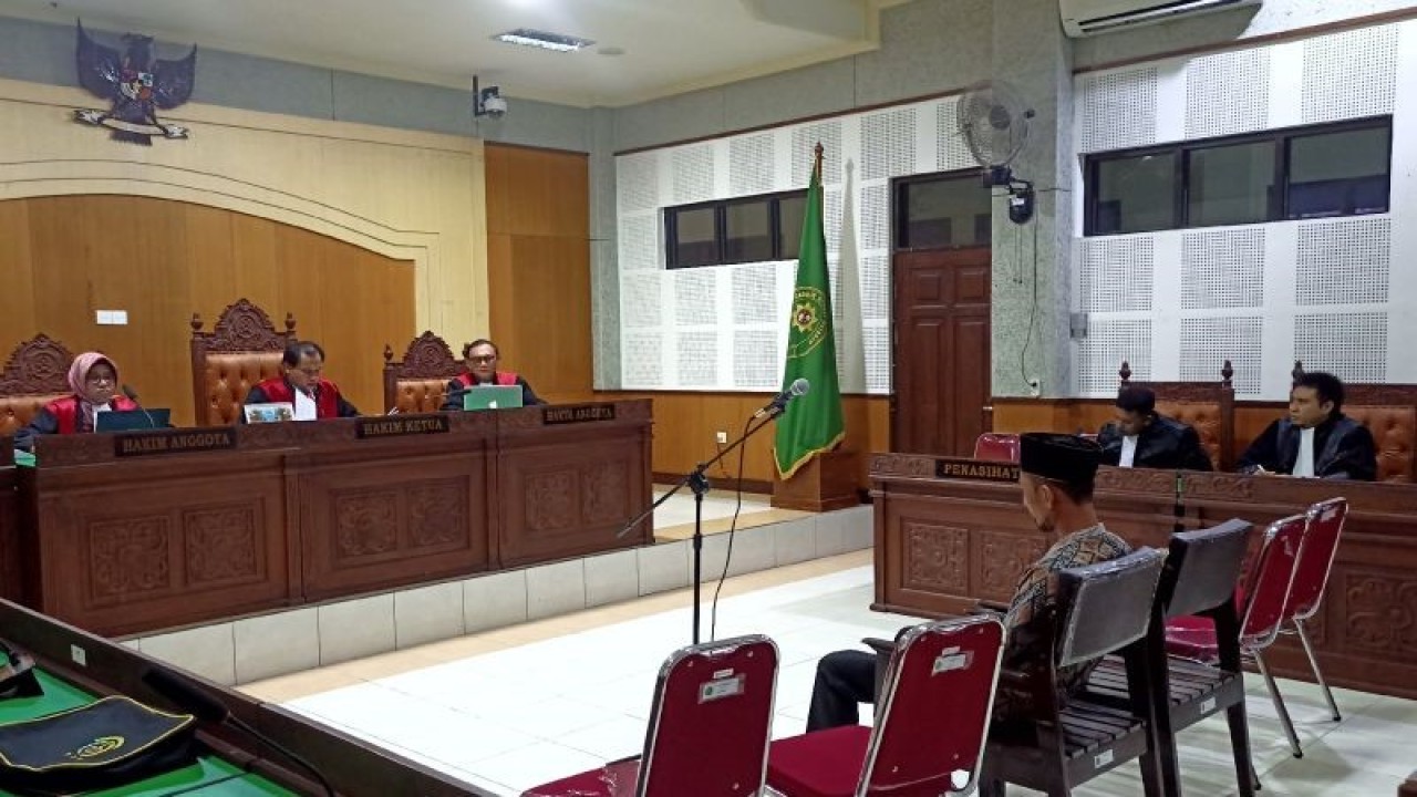 Mantan Kasi Pemasaran BPR NTB Cabang Aikmel Afif Muafi duduk di kursi pesakitan mendengarkan hakim membacakan vonis hukuman dalam perkara pencatutan 22 nama guru untuk kebutuhan pengajuan kredit konsumtif yang mengakibatkan adanya kerugian negara dengan nilai sedikitnya Rp1 miliar di Pengadilan Negeri Tipikor Mataram, Selasa (27/12/2022). (ANTARA/Dhimas B.P.)