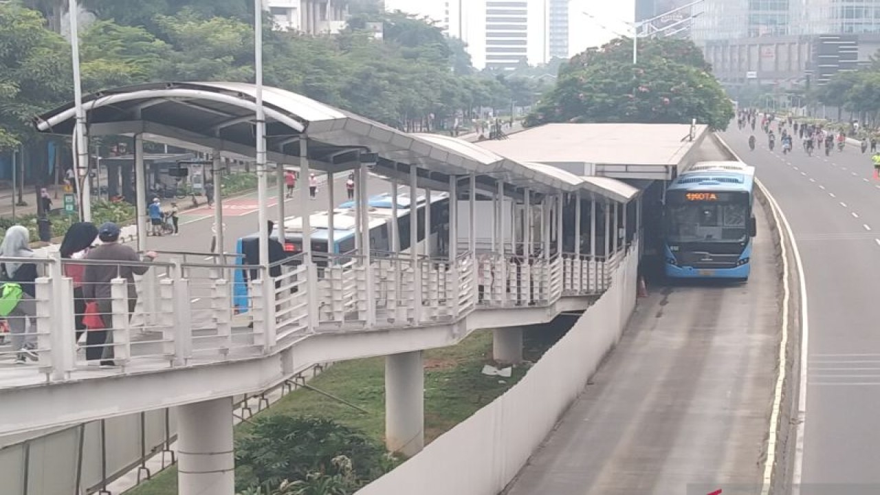 Arsip Foto - Armada TransJakarta berhenti untuk menaikkan dan menurunkan penumpang di Halte Karet Sudirman, Jakarta, Minggu (25/9/2022) ANTARA/Dewa Ketut Sudiarta Wiguna