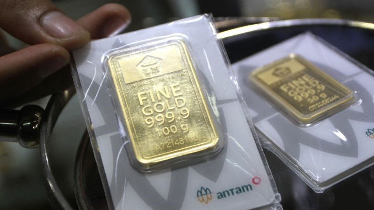 Karyawan menunjukkan emas batangan PT Aneka Tambang (Antam) di gerai emas dan perhiasan, Malang, Jawa Timur, Senin (12/12/2022). ANTARA FOTO/Ari Bowo Sucipto/rwa.