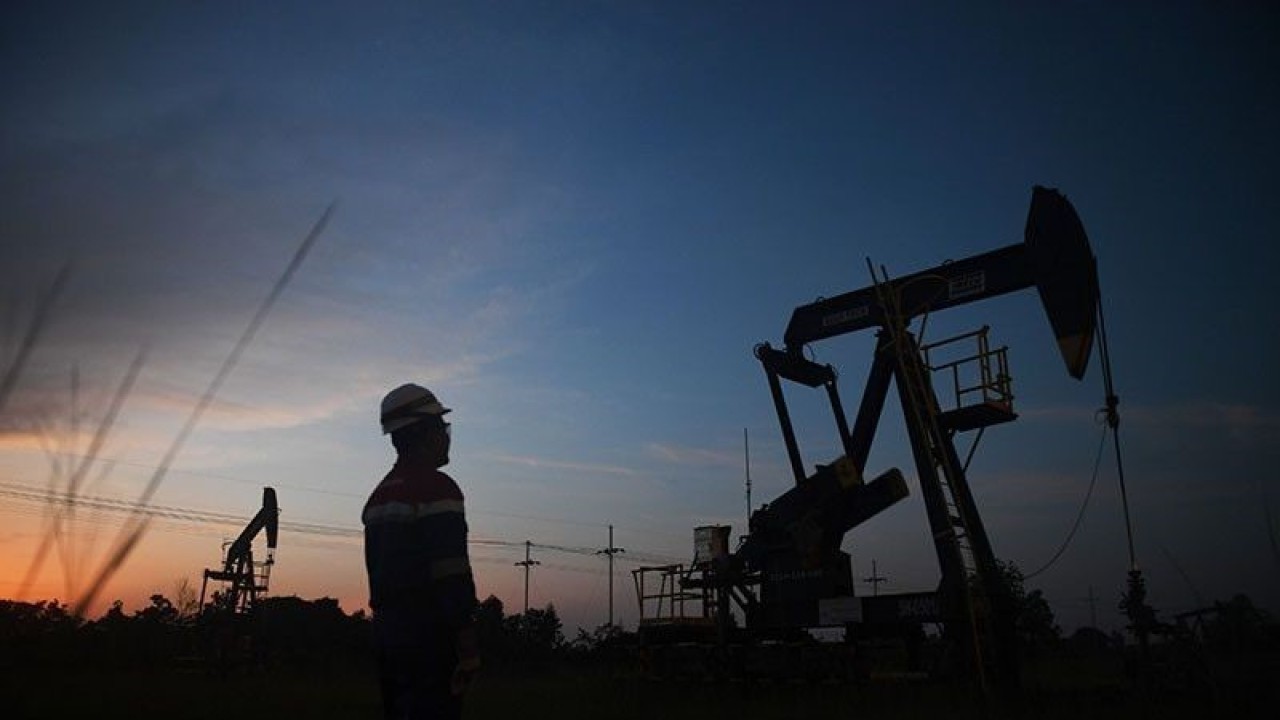 Ilustrasi Pekerja melakukan pengecekan pompa angguk yang beroperasi di Lapangan Duri, yang merupakan salah satu lapangan injeksi uap terbesar di dunia di Blok Rokan, Riau, Jumat (19/8/2022). (ANTARA FOTO/Akbar Nugroho Gumay/wsj/pri.)