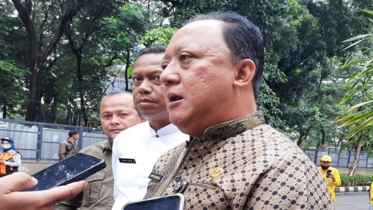 Kepala Dinas Bina Marga Provinsi DKI Jakarta Hari Nugroho saat memberikan keterangan kepada media di Jakarta, Jumat (30/12/2022). ANTARA/Yoanita HD
