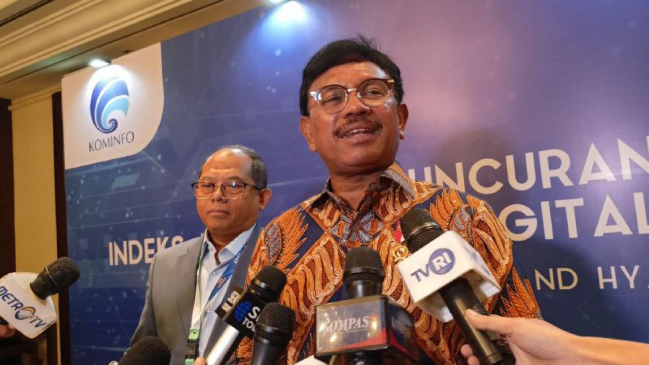 Ketua Badan Litbang SDM Kominfo Hari Budiarto (kiri) dan Menteri Kominfo Johnny G. Plate (kanan) saat ditemui wartawan di Grand Hyatt Jakarta, Selasa (20/12/2022) (ANTARA/Suci Nurhaliza)