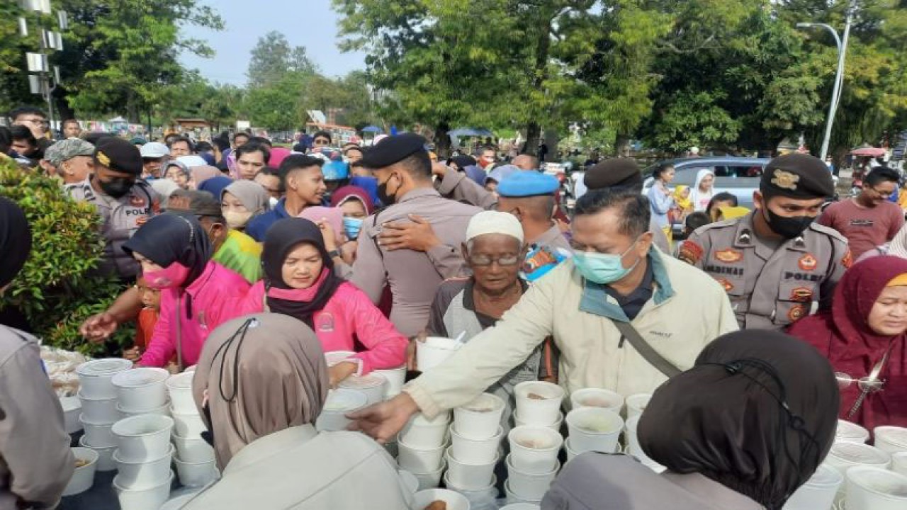 Aparat kepolisian membagikan soto kepada warga pada peringatan Hari Ibu 2022 di Pekalongan, Jawa Tengah, Kamis (22/12/2023). (ANTARA/Kutnadi)