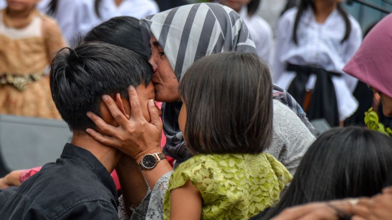 Seorang ibu mencium anaknya saat prosesi sungkeman pada peringatan Hari Ibu di Liogenteng, Astanaanyar, Bandung, Jawa Barat, Kamis (22-12-2022). ANTARA/Raisan Al Farisi/nym.