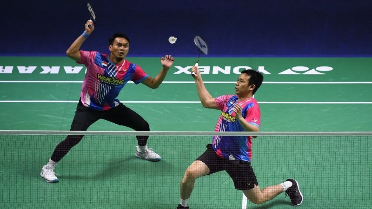 Arsip - Pebulu tangkis ganda putra Indonesia Mohammad Ahsan (kiri) dan Hendra Setiawan mengembalikan kok ke arah ganda putra China Liu Yuchen/Ou Xuan Yi dalam babak 32 besar Indonesia Open 2022 di Istora Senayan, Jakarta, Rabu (15/6/2022). (ANTARA FOTO/Sigid Kurniawan/aww)