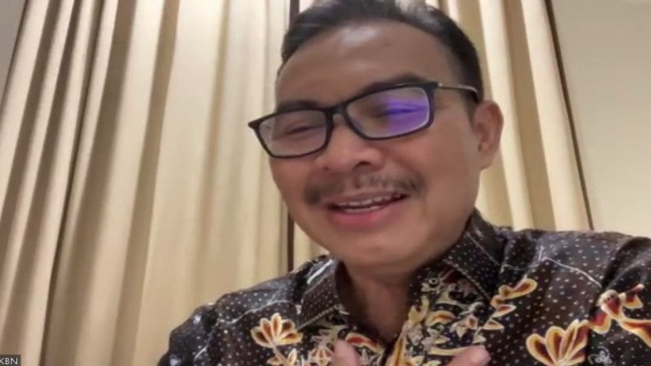 Kepala BKKBN Hasto Wardoyo saat menghadiri secara virtual Temu Ikatan Penyuluh Keluarga Berencana (IPeKB) Provinsi Kalimantan Timur dan Kalimantan Utara pada Senin malam (12/12/2022). (ANTARA/HO-BKKBN)