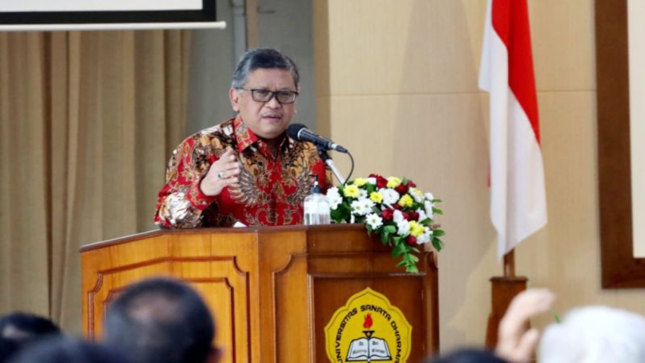 Doktor Ilmu Pertahanan dari Universitas Pertahanan (Unhan) Hasto Kristiyanto saat menjadi pembicara dalam Seminar Ilmiah Dosen dalam Rangka Dies Natalies Universitas Sanata Dharma (Sadar) di DI Yogyakarta, Jumat (16/12/2022). ANTARA/HO-Humas PDIP.