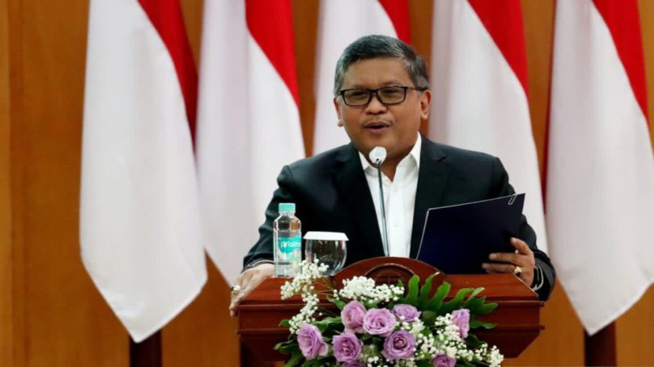 Sekretaris Jenderal (Sekjen) PDI Perjuangan (PDIP) Hasto Kristiyanto dalam acara bedah buku "Membumikan Ide dan Gagasan Soekarno-Hatta” karya 23 rektor dan guru besar yang tergabung dalam Asosiasi Rektor Merah Putih di Universitas Terbuka Convention Center, Pamulang, Tangerang Selatan, Rabu (21/12/2022). ANTARA/HO-Humas PDIP.
