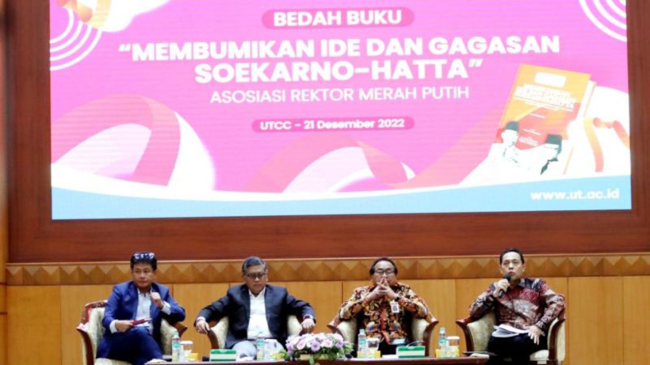 Sekjen DPP PDI Perjuangan Hasto Kristiyanto saat menghadiri bedah buku "Membumikan Ide dan Gagasan Soekarno-Hatta" yang dilaksanakan secara hybrid, di Universitas Terbuka Convention Center, Pamulang, Tangerang Selatan, Banten, Rabu (21/12/2022). ANTARA/HO-DPP PDI Perjuangan