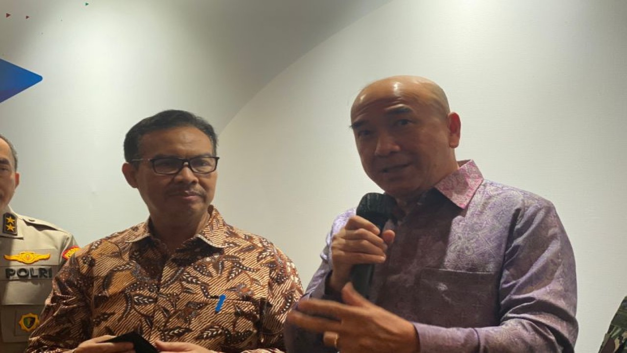 Kepala BKKBN Hasto Wardoyo (kiri) bersama CEO Global Tanoto Foundation J. Satrijo Tanudjojo (kanan) saat ditemui ANTARA usai Forum Nasional Stunting di Jakarta, Selasa (6/12/2022). (ANTARA/Hreeloita Dharma Shanti)