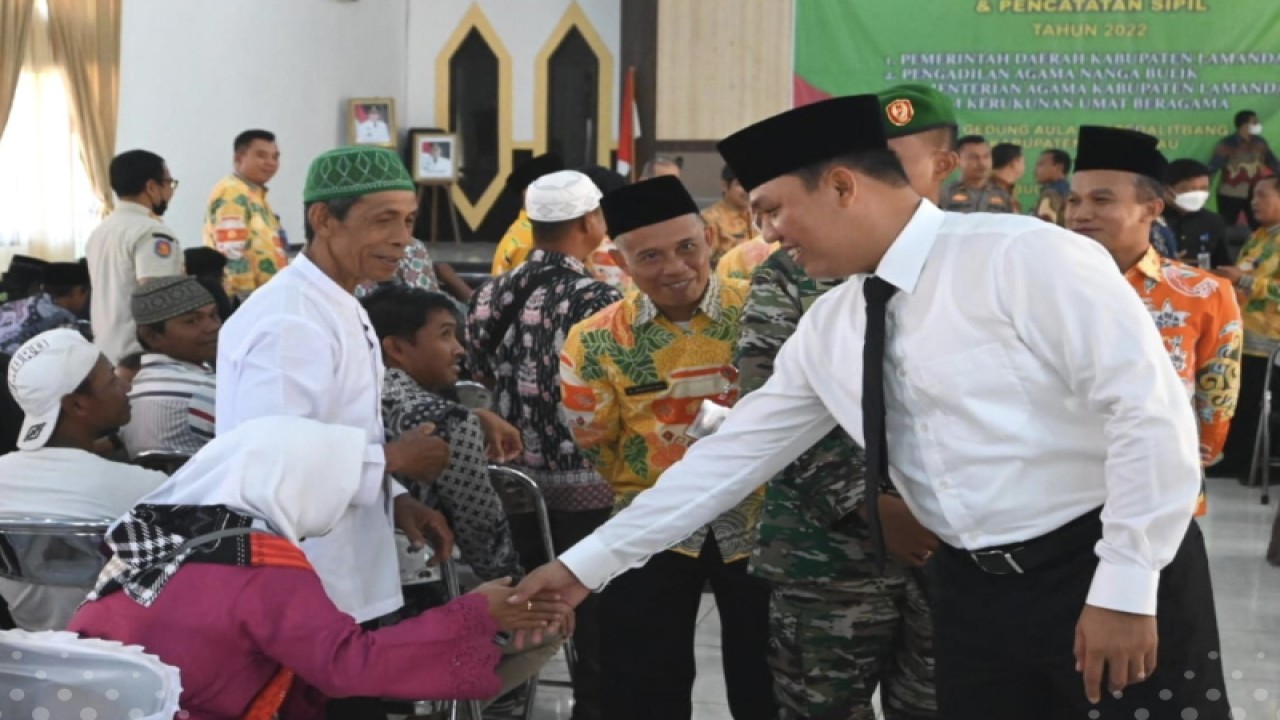 Bupati Lamandau Hendra Lesmana hadir dalam kegiatan isbat nikah di Nanga Bulik, Kamis (15/12/2022). (ANTARA/HO-Pemkab Lamandau)