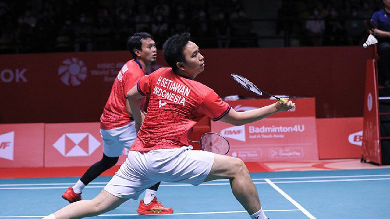 Pebulu tangkis ganda putra Indonesia Hendra Setiawan (kanan) dan Mohammad Ahsan (kiri) memukul kok ke arah lawannya asal Malaysia Ong Yew Sin dan Teo Ee Yi dalam babak semi final BWF World Tour Finals 2022 di Nimibutr Arena, Bangkok, Thailand, Sabtu (10/12/2022). ANTARA FOTO/Humas PBSI/Handout/app/wsj/pri. (PBSI/HUMAS PBSI)