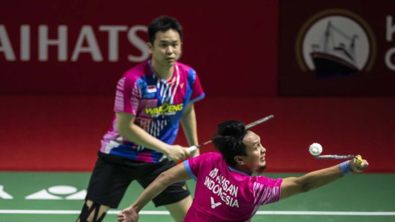 Arsip - Pebulu tangkis ganda putra Indonesia Mohammad Ahsan (kanan) dan Hendra Setiawan (kiri) mengembalikan kok ke arah lawannya ganda putra Denmark Jeppe Bay/Lasse Molhede pada babak kualifikasi Daihatsu Indonesia Masters 2022 di Istora Senayan, Jakarta, Selasa (7/6/2022). Hendra/Ahsan melaju ke babak selanjutnya setelah menang dengan skor 21-12 dan 21-19. ANTARA FOTO/Muhammad Adimaja/aww.