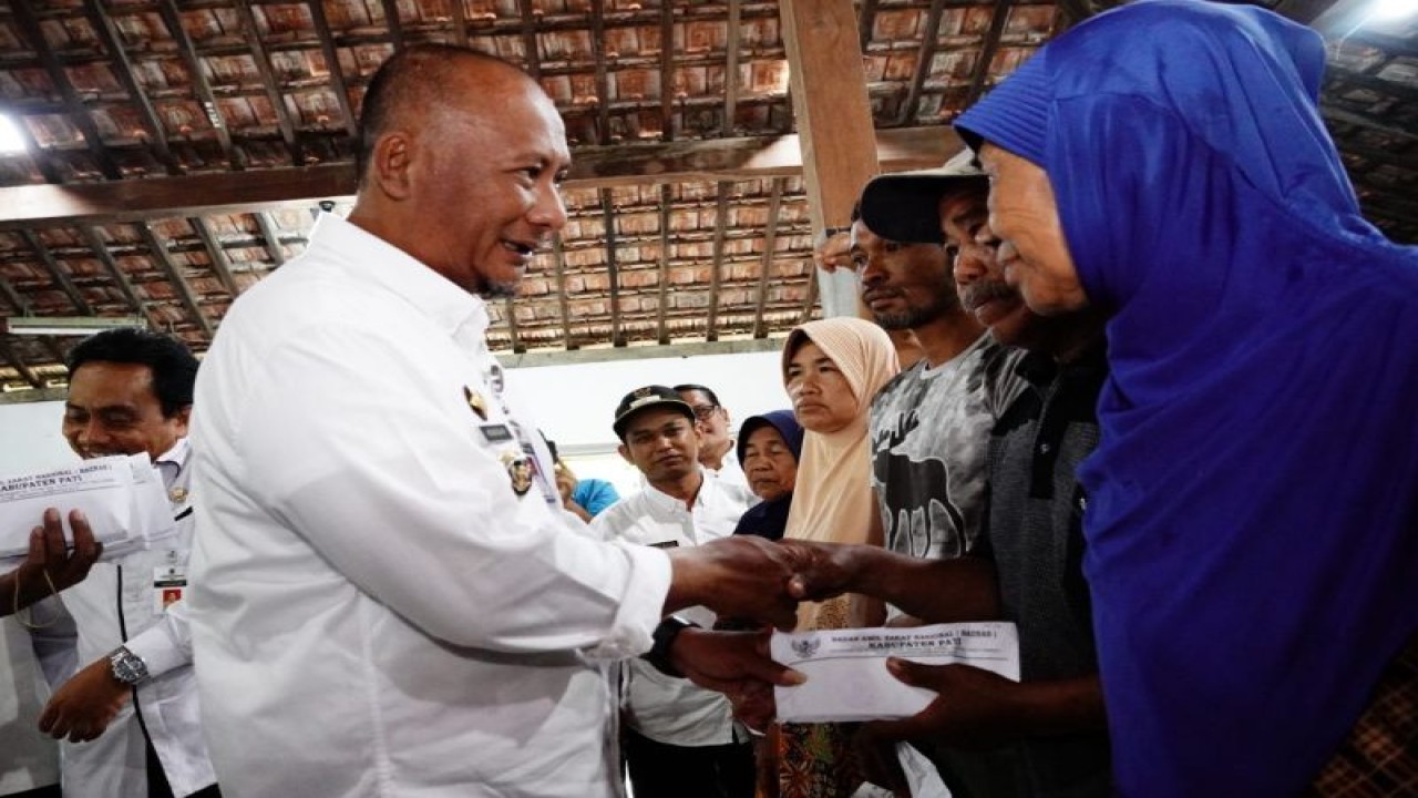 Penjabat Bupati Pati Henggar Budi Anggoro menyerahkan bantuan secara simbolis di Balai Desa Sinomwidodo, Kabupaten Pati, Jawa Tengah, Rabu (14/12/2022).  (ANTARA/HO-Pemkab Pati)