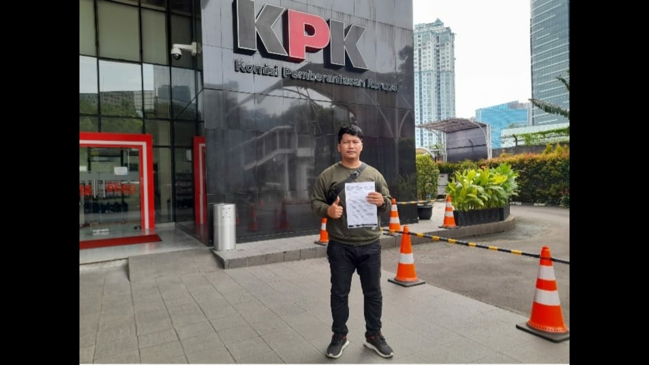 Hengki alias Eky saat membuat pengaduan ke KPK. (Net)