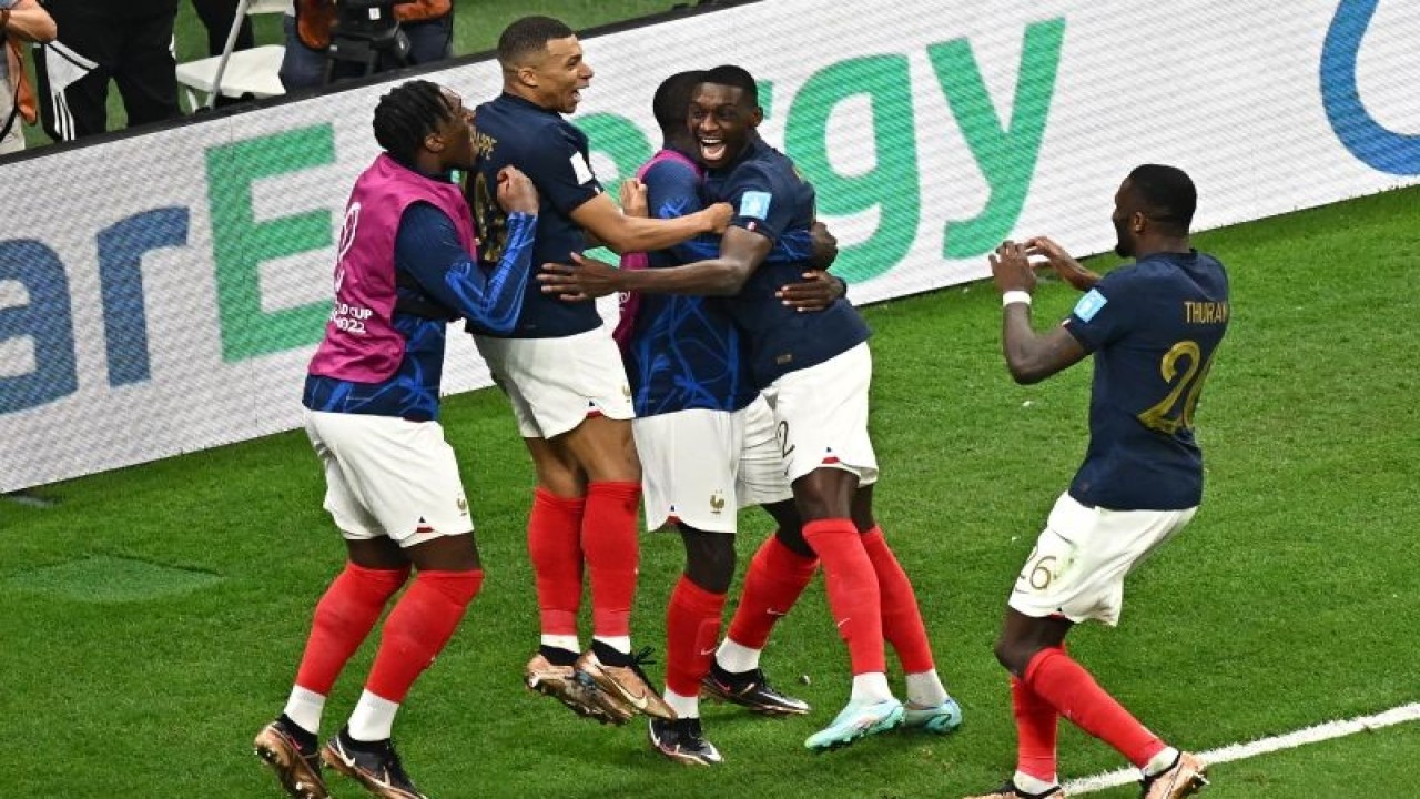 Para pemain Prancis merayakan gol Randal Kolo Muani (kedua kanan) di pertandingan semifinal Piala Dunia 2022 melawan Maroko di Stadion Al-Bayt, Al-Khor, Doha pada 15 Desember 2022. ANTARA/AFP/ANNE-CHRISTINE POUJOULAT