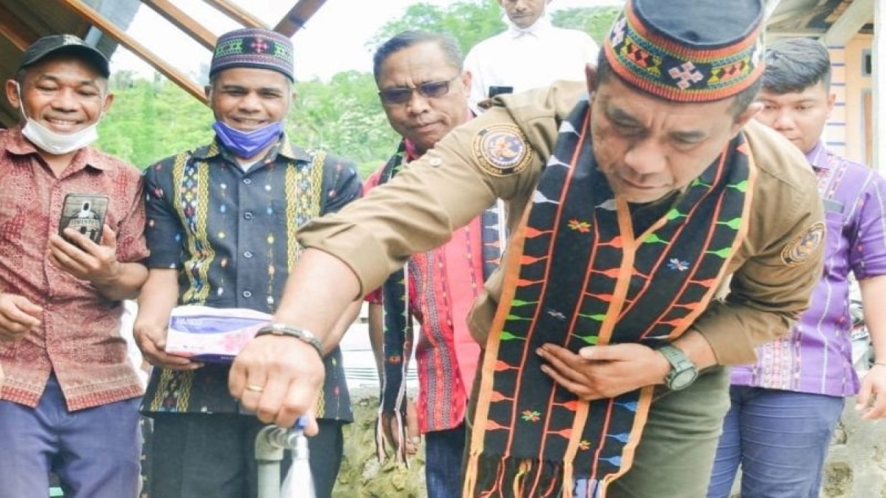 Bupati Manggarai Provinsi Nusa Tenggara Timur Heribertus Nabit saat meresmikan penggunaan sarana air bersih bagi warga berpenghasilan rendah di daerah itu beberapa waktu lalu. ANTARA/HO-Prokompim Setda Kabupaten Manggarai