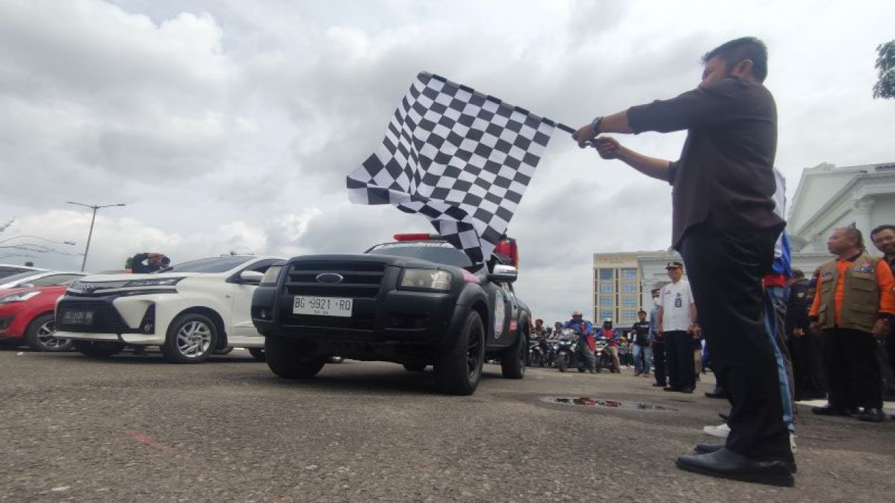 Gubernur Sumatera Selatan Herman Deru pada Jumat (2/12/2022) memberangkatkan tim relawan dari Asosiasi Driver Online Sumatera Selatan ke Kabupaten Cianjur, Provinsi Jawa Barat. Acara pelepasan dilaksanakan di The Sultan Convention Center, Kota Palembang. (ANTARA/M Riezko Bima Elko P)
