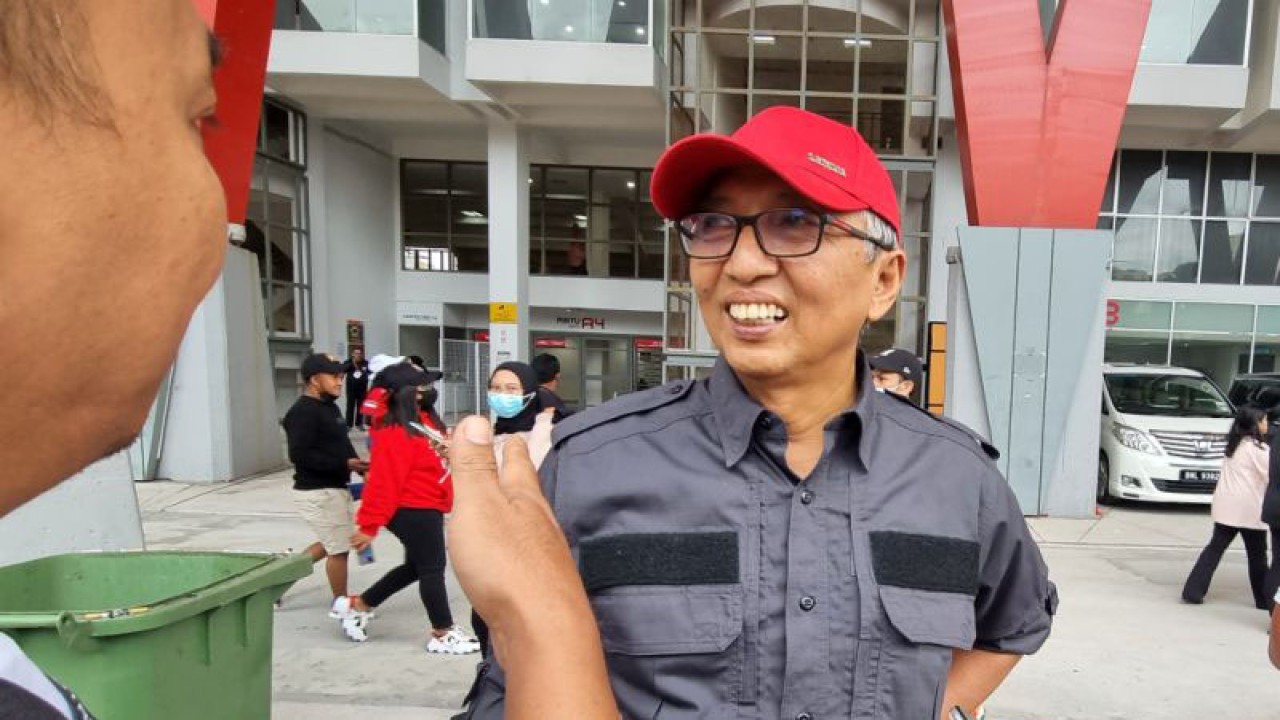 Duta Besar (Dubes) Indonesia di Malaysia Hermono berbincang dengan media di Stadion Kuala Lumpur Malaysia, Senin (26/23/2022). ANTARA/Bayu Kuncahyo