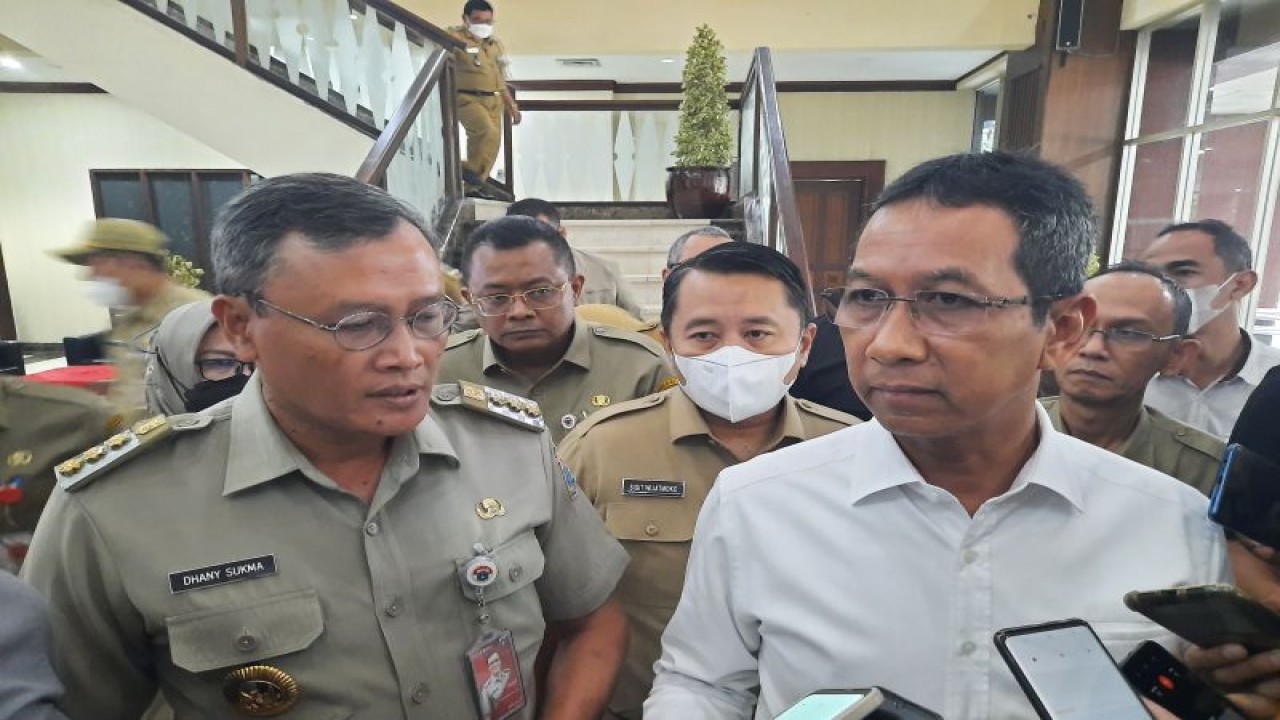 Penjabat (Pj) Gubernur DKI Jakarta, Heru Budi Hartono (kanan) di Kantor Wali Kota Jakarta Pusat, Gambir, Senin (5/12/2022). ANTARA/Ulfa Jainita