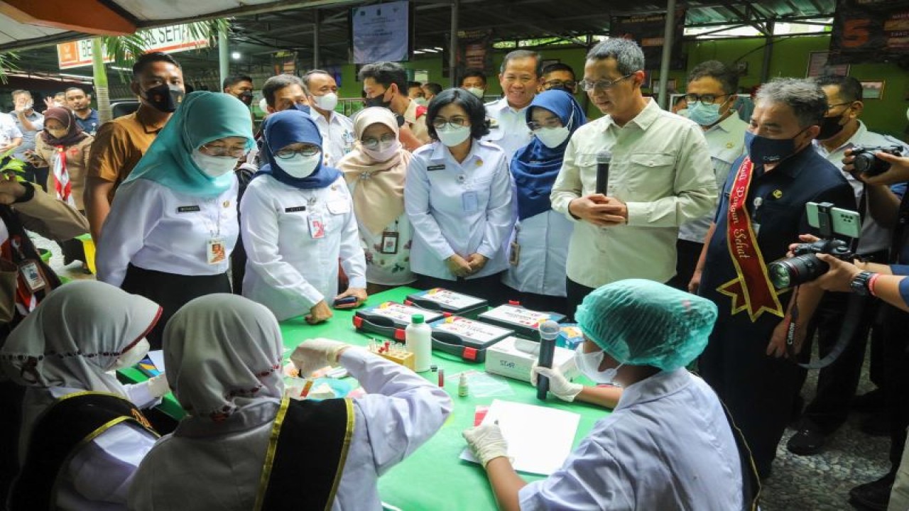 Penjabat Gubernur DKI Jakarta Heru Budi Hartono meninjau pencanangan sertifikasi Kantin Sehat Sekolah dan pengujian zat berbahaya di SD Negeri 03 Kapuk Muara, Penjaringan, Rabu (14/12/2022). ANTARA/HO-Kominfotik Jakarta Utara