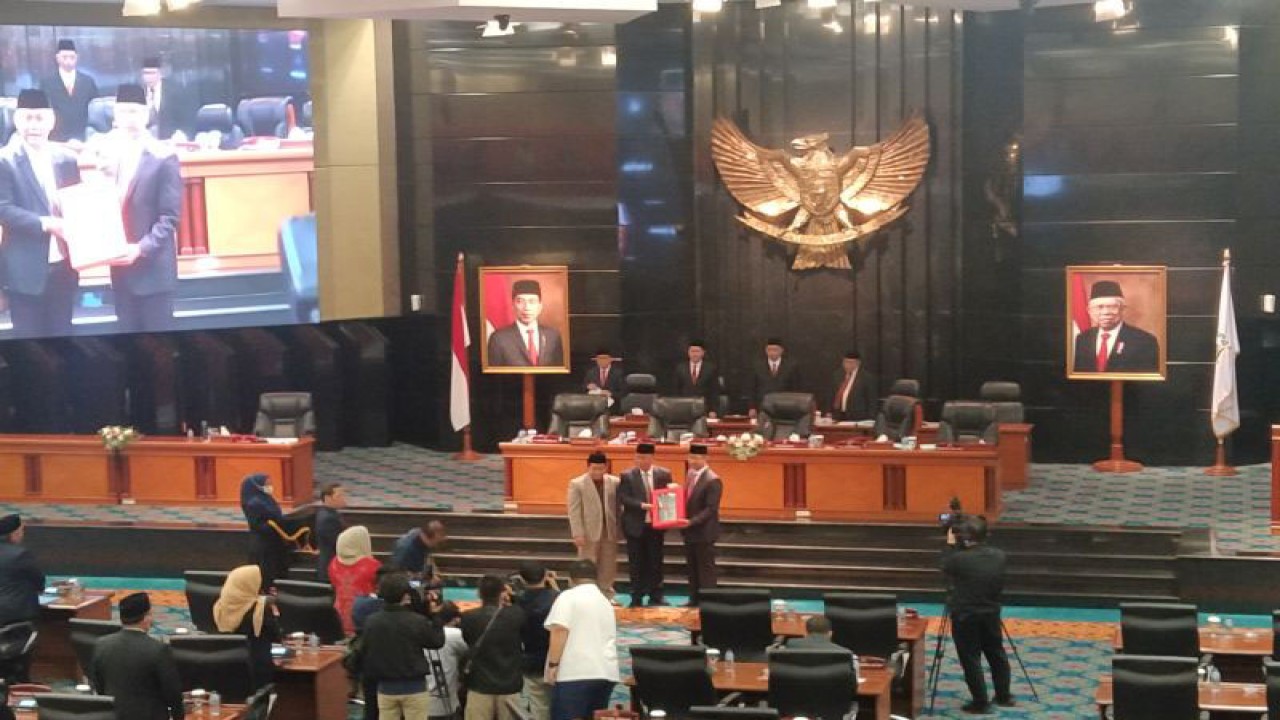 Penjabat Gubernur DKI Heru Budi Hartono (kanan) berfoto bersama Ketua DPRD DKI Prasetyo Edi Marsudi dalam rapat paripurna yang membahas persetujuan rancangan perda tentang perubahan perda Jakpro di gedung DPRD DKI Jakarta, Rabu (28/12/2022). ANTARA/Dewa Ketut Sudiarta Wiguna