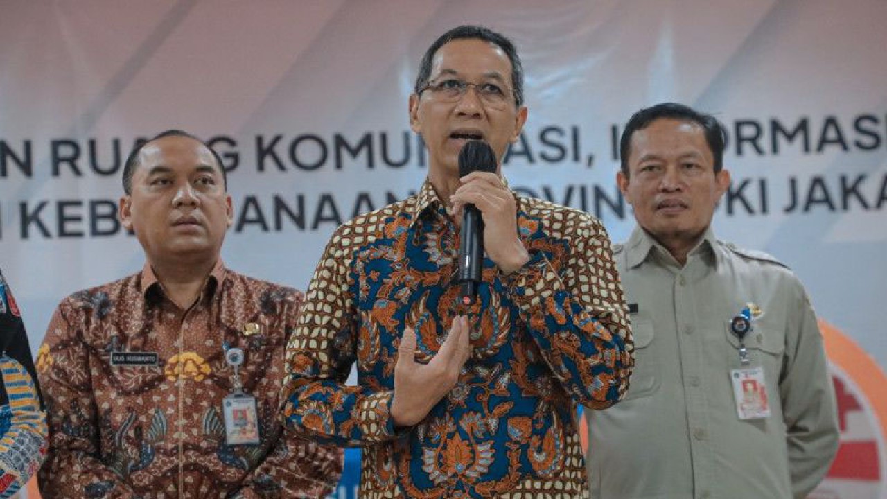 Penjabat Gubernur DKI Heru Budi Hartono (tengah) memberikan keterangan pers terkait pusat literasi kebencanaan di Jakarta, Kamis (29/12/2022). ANTARA/HO-Pemprov DKI