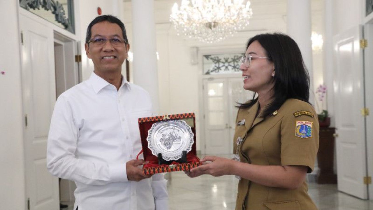 Penjabat Gubernur DKI Heru Budi Hartono menerima plakat dari Kepala Biro Kerja Sama Daerah DKI Jakarta Marulina Dewi di Balai Kota Jakarta, Senin (5/11/2022). ANTARA/Ho-Pemprov DKI