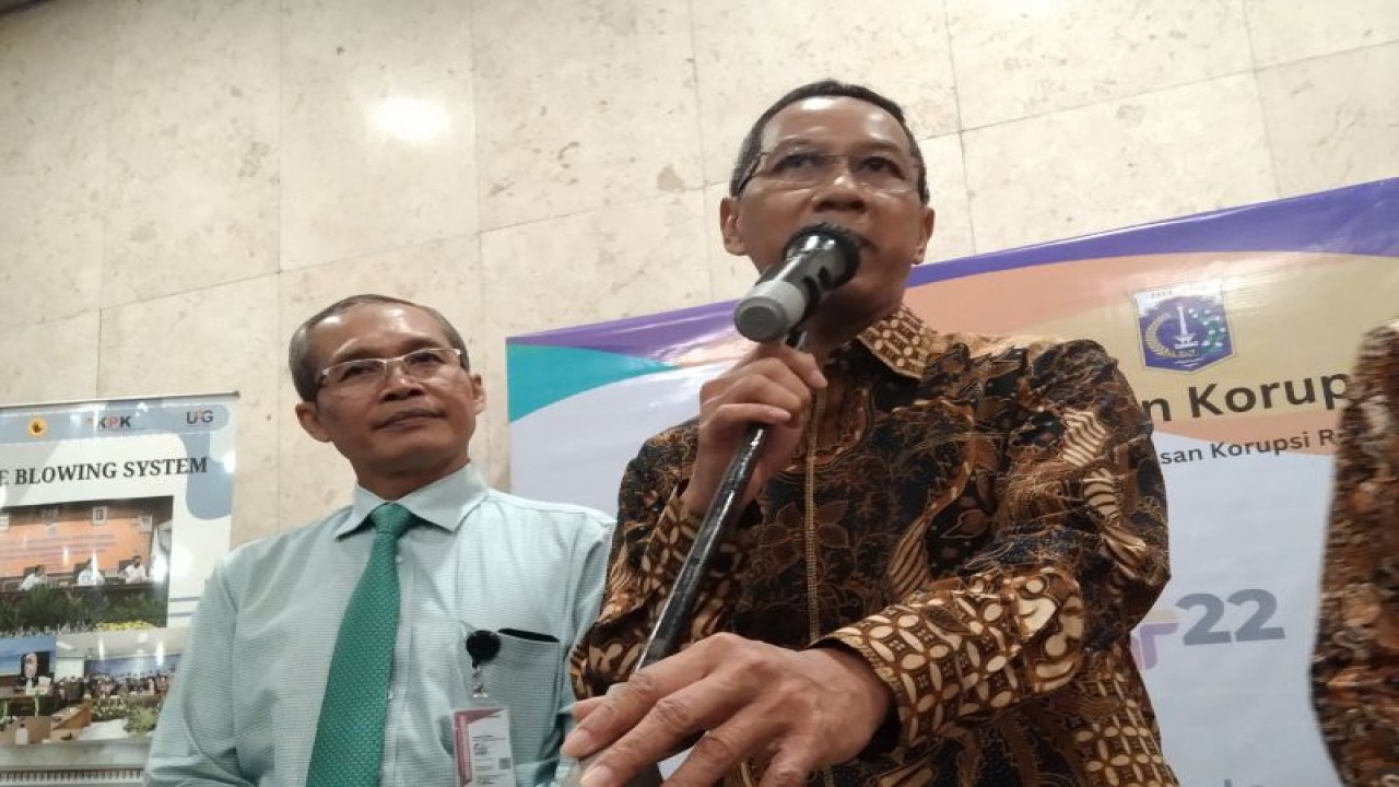 Penjabat Gubernur DKI Heru Budi Hartono (kanan) bersama Wakil Ketua KPK Alexander Marwata memberikan keterangan pers setelah koordinasi pencegahan korupsi di Balai Kota Jakarta, Kamis (15/12/2022). ANTARA/Dewa Ketut Sudiarta Wiguna