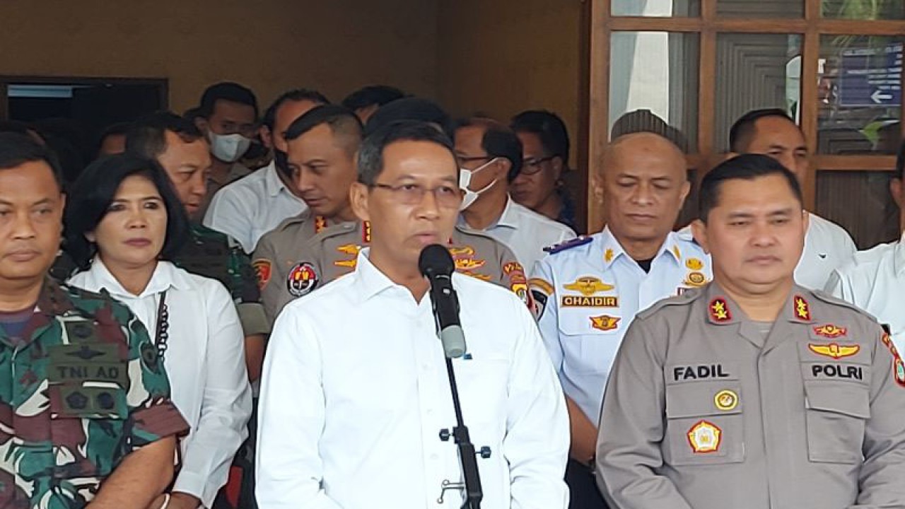 Penjabat (Pj) Gubernur DKI Jakarta Heru Budi Hartono (tengah) dan Kapolda Metro Jaya Irjen Pol Fadil Imran (kanan) berikan keterangan usai rapat koordinasi Operasi Lilin Jaya 2022 di Mapolda Metro Jaya, Senin (19/12/2022). ANTARA/Fianda Sjofjan Rassat