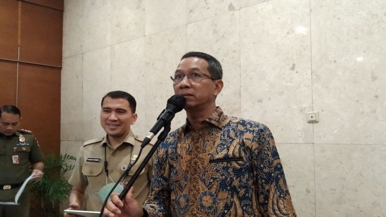 Penjabat Gubernur DKI Jakarta Heru Budi Hartono memberikan keterangan pers terkait persiapan menyambut Natal dan Tahun Baru 2023 di Balai Kota Jakarta, Selasa (20/12/2022). ANTARA/Dewa Ketut Sudiarta Wiguna