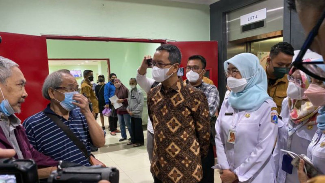 Penjabat (Pj) Gubernur DKI Jakarta Heru Budi Hartono mendengarkan keluhan pasien Rumah Sakit Umum Daerah (RSUD) Pasar Minggu, Jakarta, Rabu (21/12/2022). ANTARA/Luthfia Miranda Putri