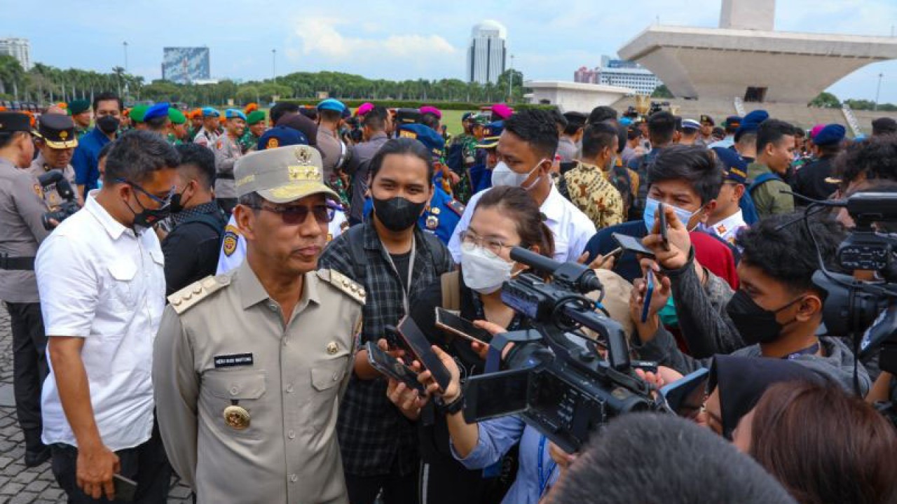 Penjabat Gubernur DKI Jakarta Heru Budi Hartono diwawancarai wartawan setelah apel Operasi Lilin 2022 di Monas, Jakarta, Kamis (22/12/20220. ANTARA/HO-Pemprov DKI Jakarta