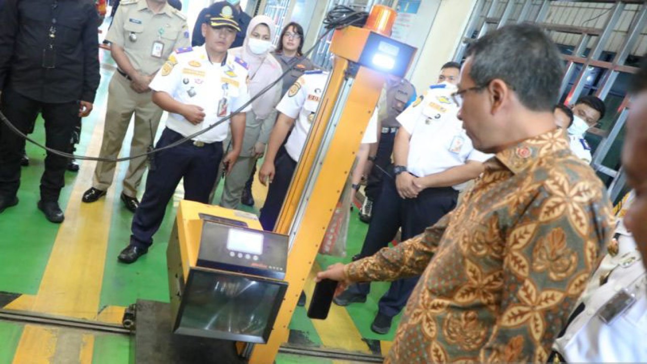 Penjabat Gubernur DKI Jakarta Heru Budi Hartono ketika melakukan inspeksi mendadak (sidak) di Unit Pengelola Pengujian Kendaraan Bermotor Ujung Menteng di Cakung, Jakarta Timur, Senin (26/12/2022) ANTARA/HO-Pemprov DKI Jakarta