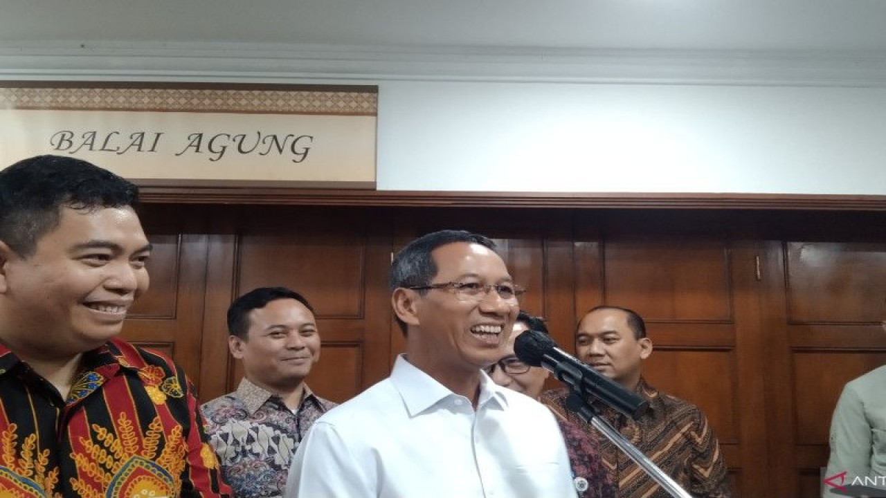 Penjabat Gubernur DKI Heru Budi Hartono memberikan keterangan pers di Balai Agung, Balai Kota Jakarta, Selasa (27/12/2022). ANTARA/Dewa Ketut Sudiarta Wiguna