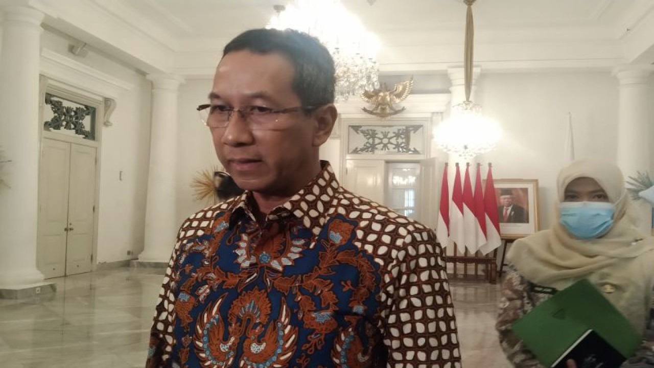 Penjabat Gubernur DKI Heru Budi Hartono memberikan keterangan pers di Balai Kota Jakarta, Kamis (29/12/2022). ANTARA/Dewa Ketut Sudiarta Wiguna