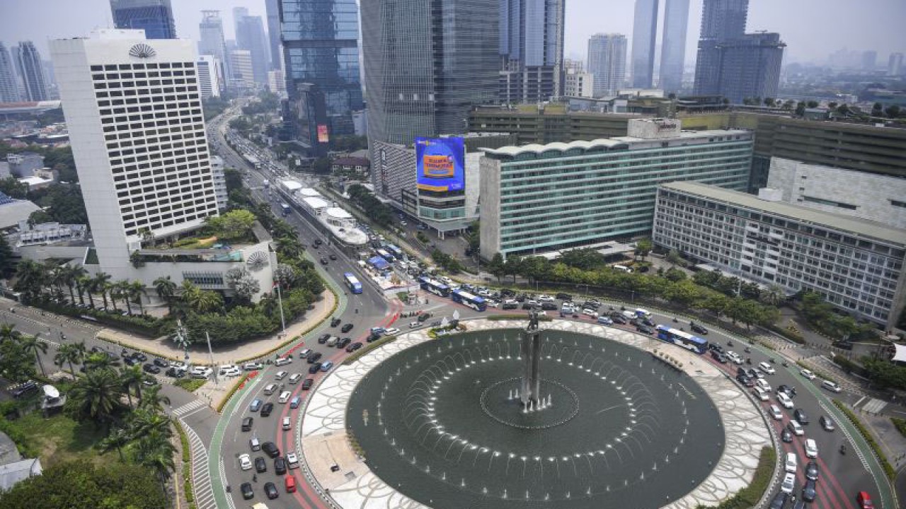 Sejumlah kendaraan bermotor melintas di kawasan Bundaran Hotel Indonesia (HI), Jakarta, Selasa (20/9/2022). ANTARA FOTO/M Risyal Hidayat/foc.