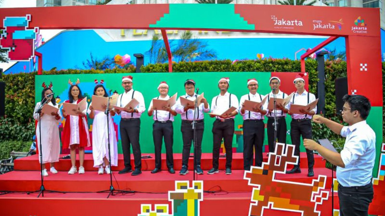 Kelompok paduan suara menyanyikan lagu rohani serangkaian perayaan Natal di Bundaran HI, Jakarta, Jumat (23/12/2022). ANTARA/HO-Pemprov DKI