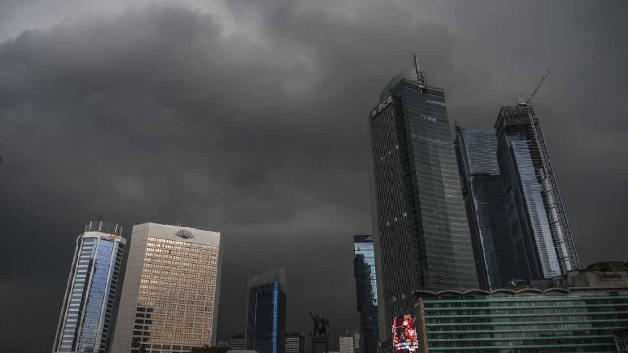 Arsip Foto - Mendung menyelimuti kawasan Bundaran Hotel Indonesia di Jakarta, Sabtu (15/10/2022). ANTARA FOTO/Galih Pradipta/rwa.