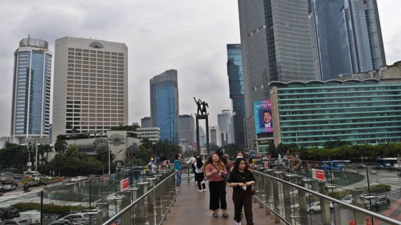 Sejumlah warga menikmati suasana Bundaran Hotel Indonesia (HI) di anjungan Halte Bus Trans Jakarta Bundaran HI, Jakarta, Jumat (21/10/2022). ANTARA FOTO/Aditya Pradana Putra/nz.