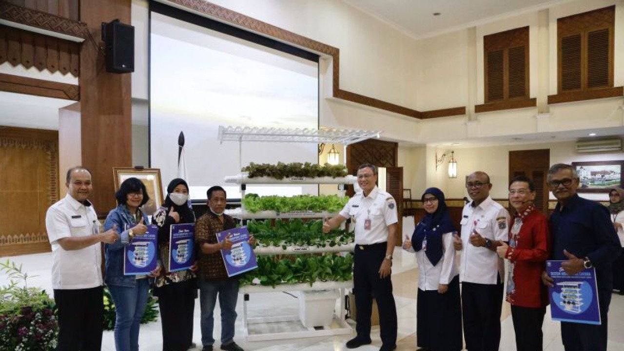 Penyerahan rak hidroponik kepada kelompok masyarakat berlangsung di Ruang Serbaguna Utama, Kantor Wali Kota Jakarta Pusat, Jalan Tanah Abang I, Gambir, Jakarta Pusat, Rabu (7/12/2022). (ANTARA/HO-Pemerintah Kota Jakarta Pusat)