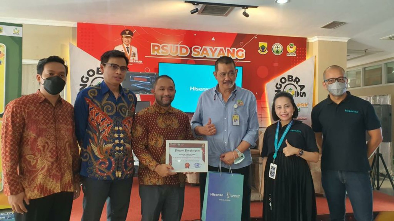 Hisense saat menyerahkan bantuan kepada pihak RSUD Sayang, Cianjur.