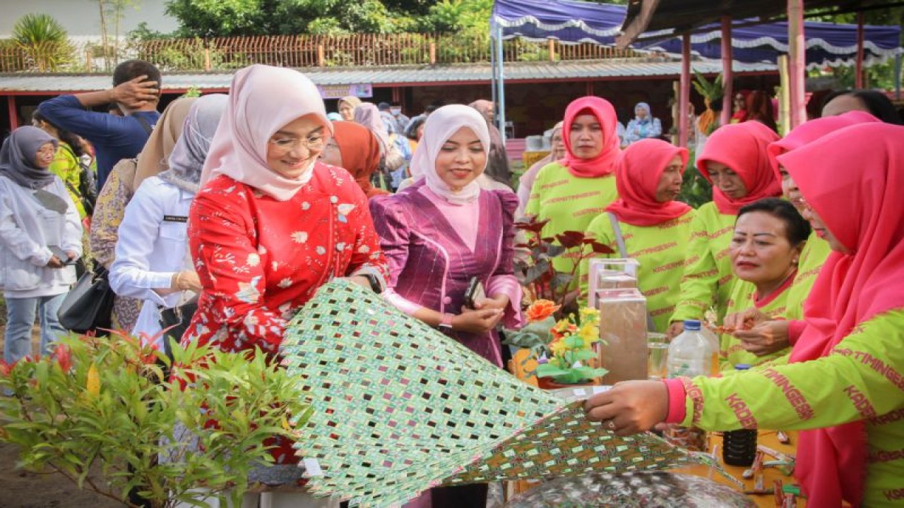 Ketua TP PKK Kota Mataram HJ Kinnastri Mohan Roliskana melihat ayaman hasil olahan sampah plastik di Rumah Pemilahan dan Pengolahan Sampah (Rumpil Inges) di Kelurahan Mataram Timur, Kota Mataram, Provinsi Nusa Tenggara Barat. ANTARA/HO-Diskominfo)