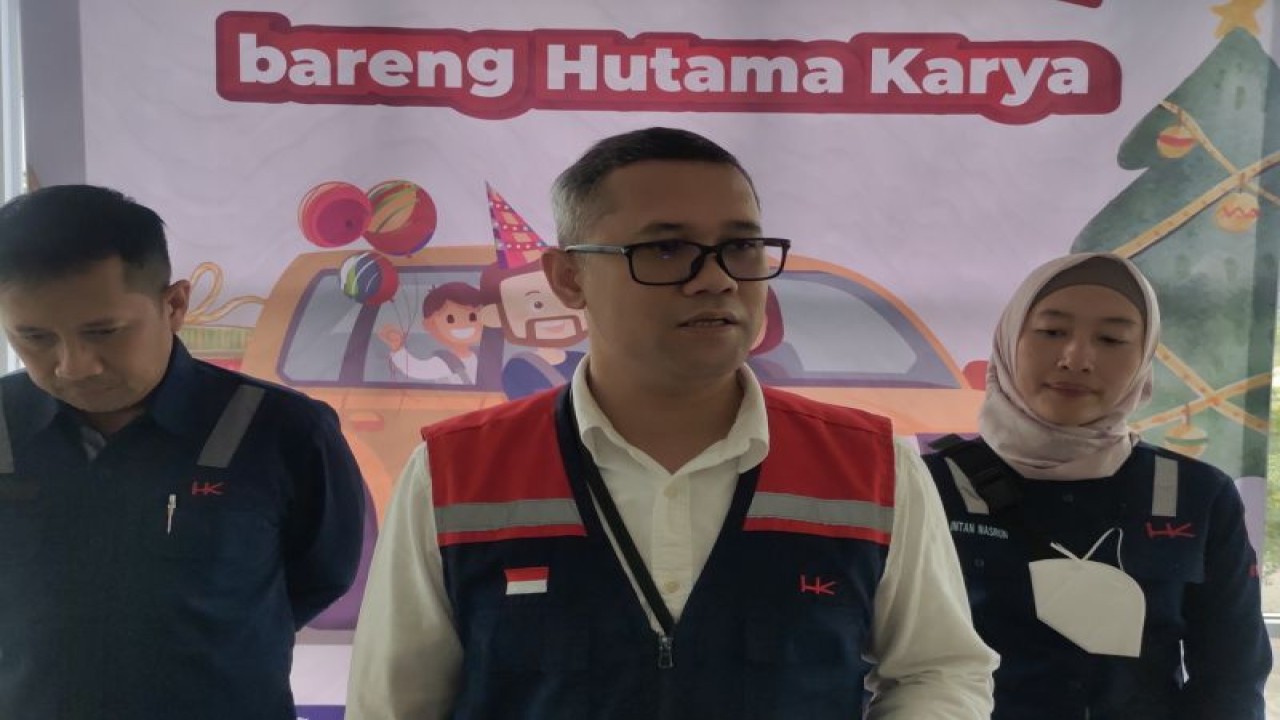 Executive Vice President (EVP) Divisi Operasi dan Pemeliharaan Jalan Tol (OPT) Dwi Aryono Bayuaji, saat dimintai keterangan. Lampung Selatan, Lampung, Rabu, (28/12/2022). (ANTARA/Dian Hadiyatna)