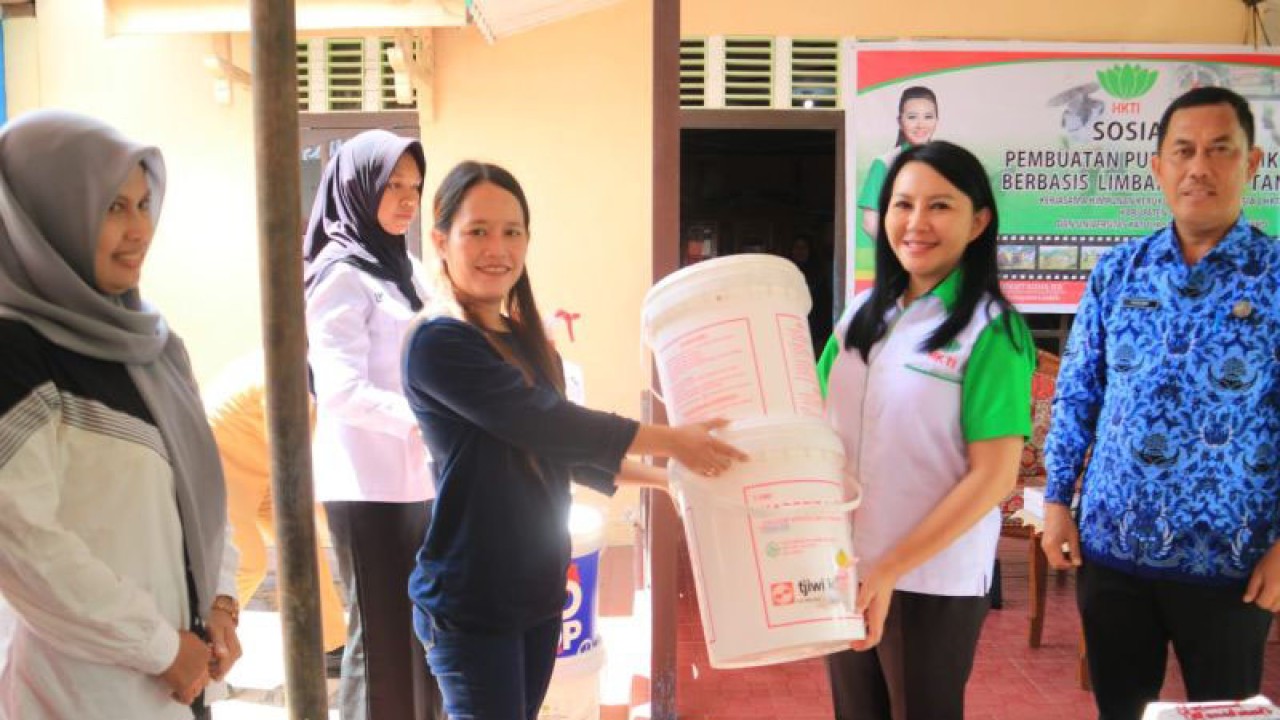 Ketua HKTI Landak, Karolin Margret Natasa di Ngabang mensosialisasikan pembuatan pupuk organik cair berbasis limbah rumah tangga yang bekerja sama dengan Universitas Katolik Santo Agustinus Hippo (USA Hippo) kepada Kelompok Wanita Tani (KWT) Bisma Asri, Desa Raja, Kecamatan Ngabang. ANTARA/HO-Dokumentasi pribadi